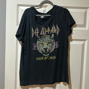 Gray Def Leppard T-shirt with V in the front front